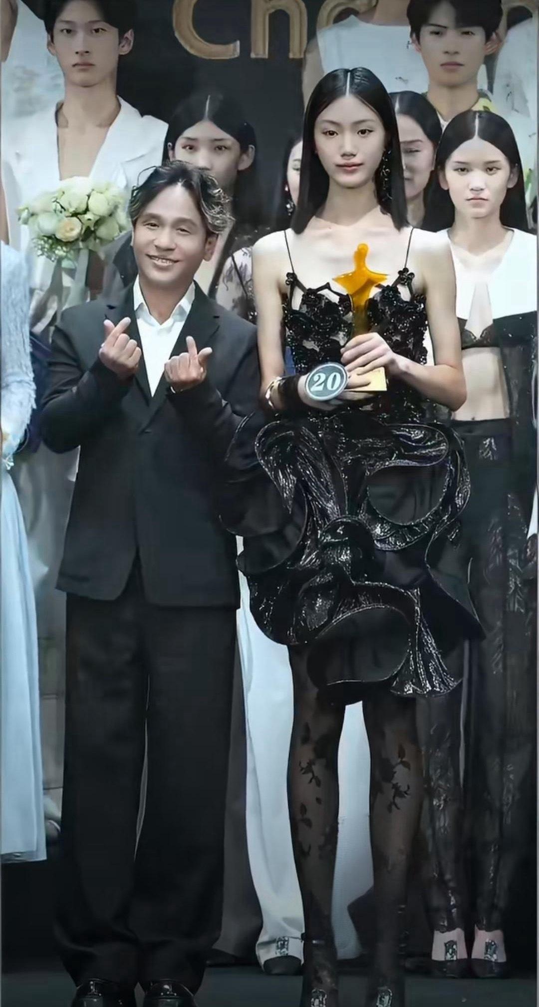 他真的好有礼貌，一点也不挡后面模特的镜头