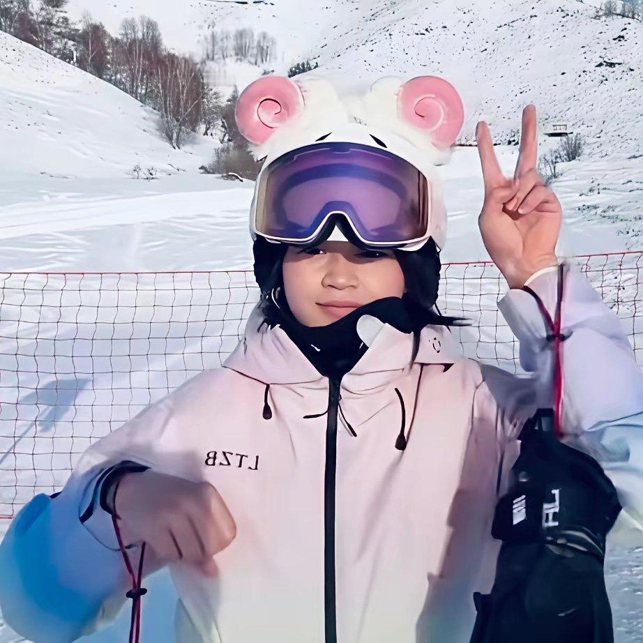 苏翊鸣评价全红婵三天滑雪入门不稀奇让他惊叹的是全红婵三天内就学会了换刃。听说苏翊