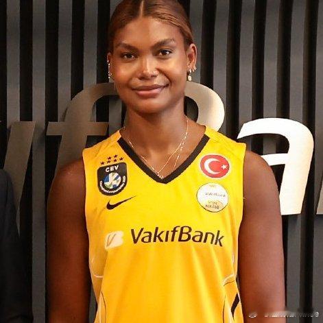 🟡⚫️洛伦内·特谢拉完成美国无限制运动员职业联赛📌瓦基弗银行于八月底正式