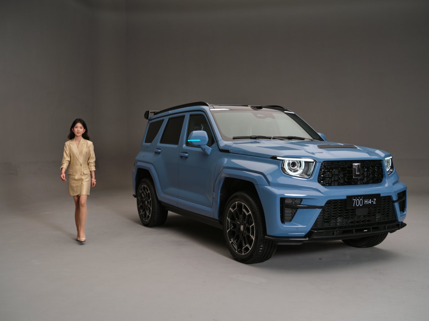 团队小伙伴去拍了全新坦克700实车，对新车色敦煌青赞不绝口，说大气耐看，有文化底