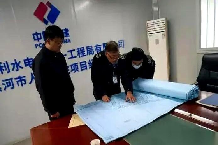 我跟你讲个事儿，今天真给我看愣了。一帮疾控中心的专家，戴着安全帽，直接冲到咱漯