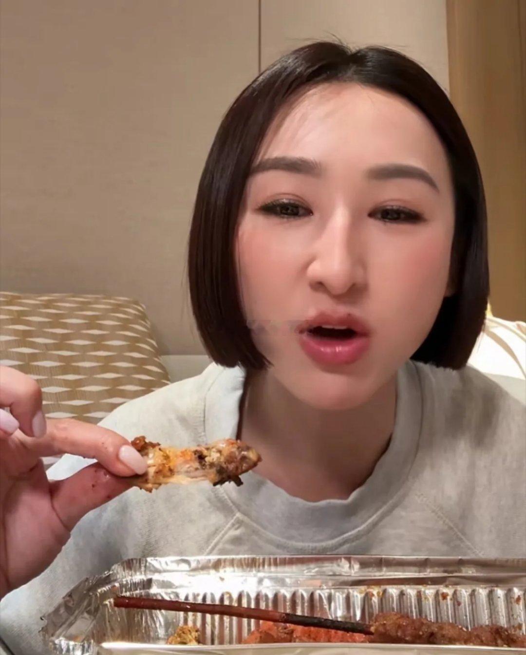 高海宁深夜开吃播，香喷喷的烧烤看得人直流口水！她边吃边聊超可爱，萌到犯规～还没睡