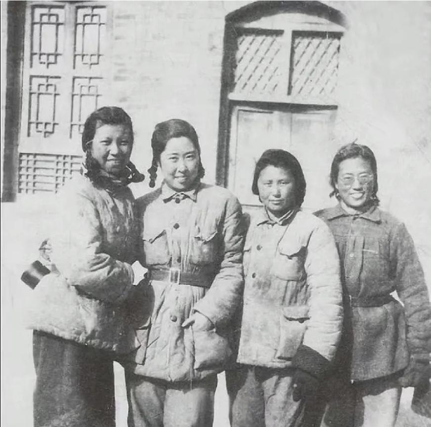 1947年的延安，四位身着朴素军装的女性留下珍贵影像。那时的延安，虽条件艰苦，却