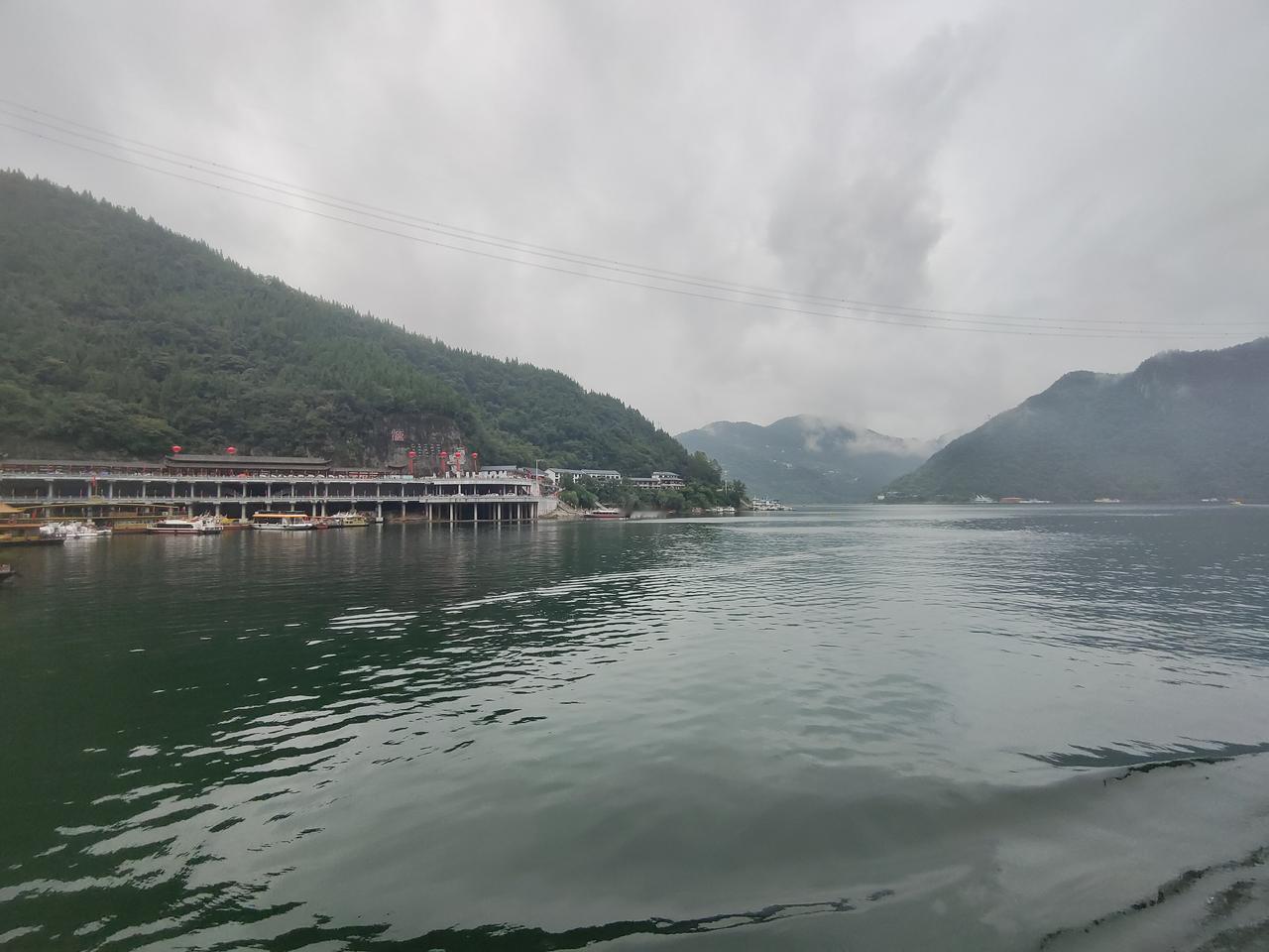 男人要把钱放在自己手里，还是把工资全额上交给老婆朋友们一起聚餐喝酒时，一位朋友