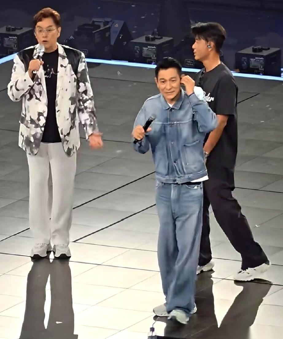 刚看完谭咏麟红磡收官战回来，闺蜜推开门，连包都没顾得上放下，一巴掌拍在桌子上：“