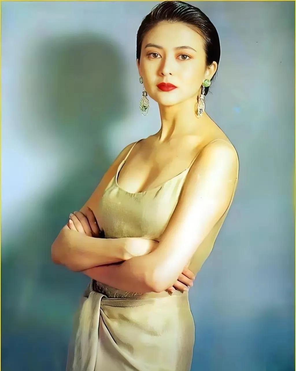 被这张照片美到失语，关之琳不愧是香江第一大美人，颜值身材都是顶配，难怪那么多明星