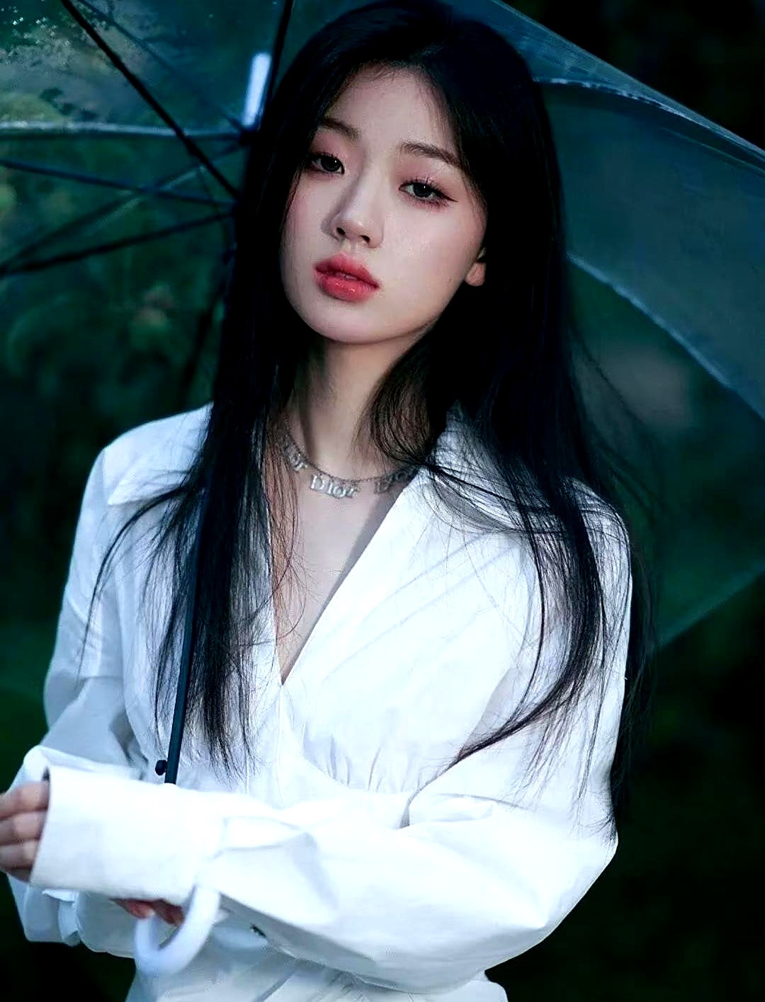 在当今这个以颜值为先的时代，单依纯无疑是一位耀眼的明星。她的美丽让人心动，然而她