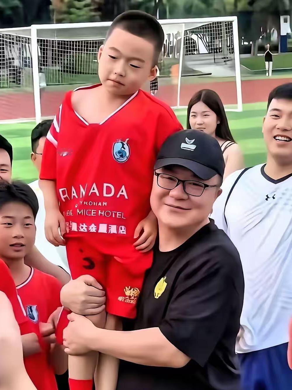 比赛结束了！天塌了！估计董路怎么也不会想到，5:0战胜巴萨这次成功居然是来自