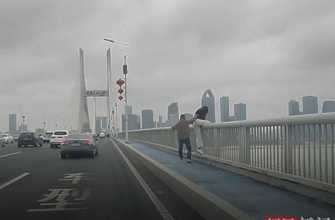 2月26日，邓师傅接到一笔从汉口前往武昌汉街的订单。途经武汉长江二桥时，他突然发