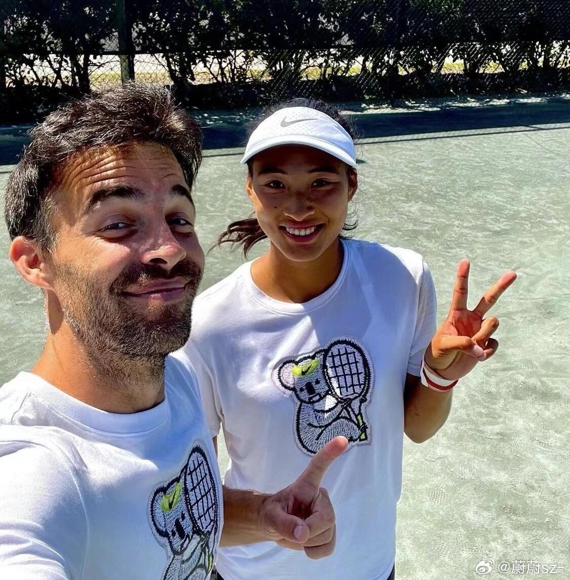 郑钦文回应换教练传闻IW媒体日，郑钦文接受专访，正式回应近期教练团队变动传闻。“