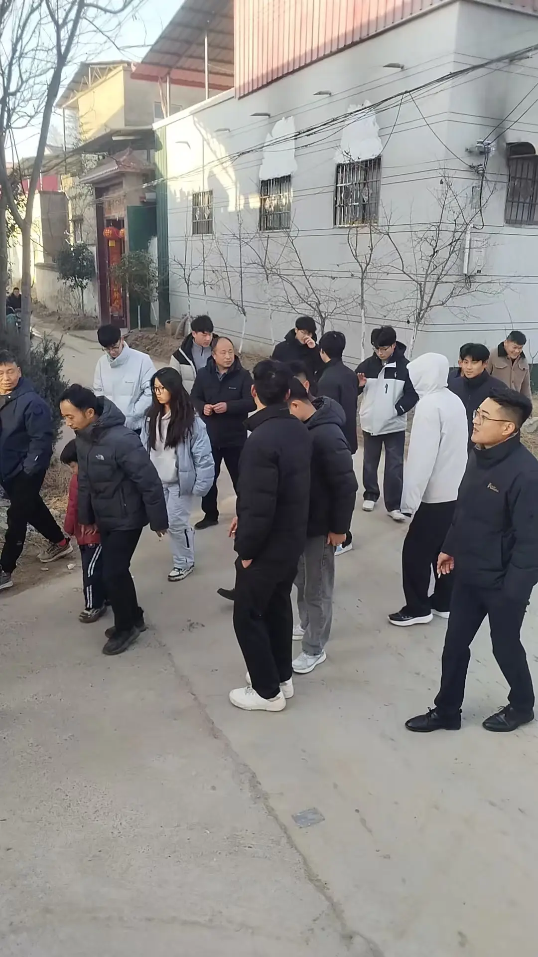 人到中年，过年更像是一场修行 看着小孩子长高的个头欣慰不已，望着父母衰...