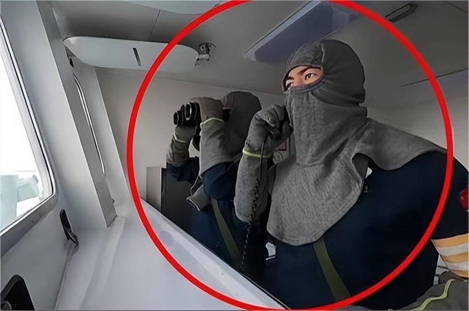 为什么正义使命-2025演习中，我海军指战员都戴上了头套？这头套起什么作用？