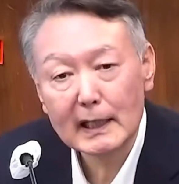 韩国法庭上突然闹翻了天，本来前总统尹锡悦正受审呢，结果听到检察官一句话，当场就绷