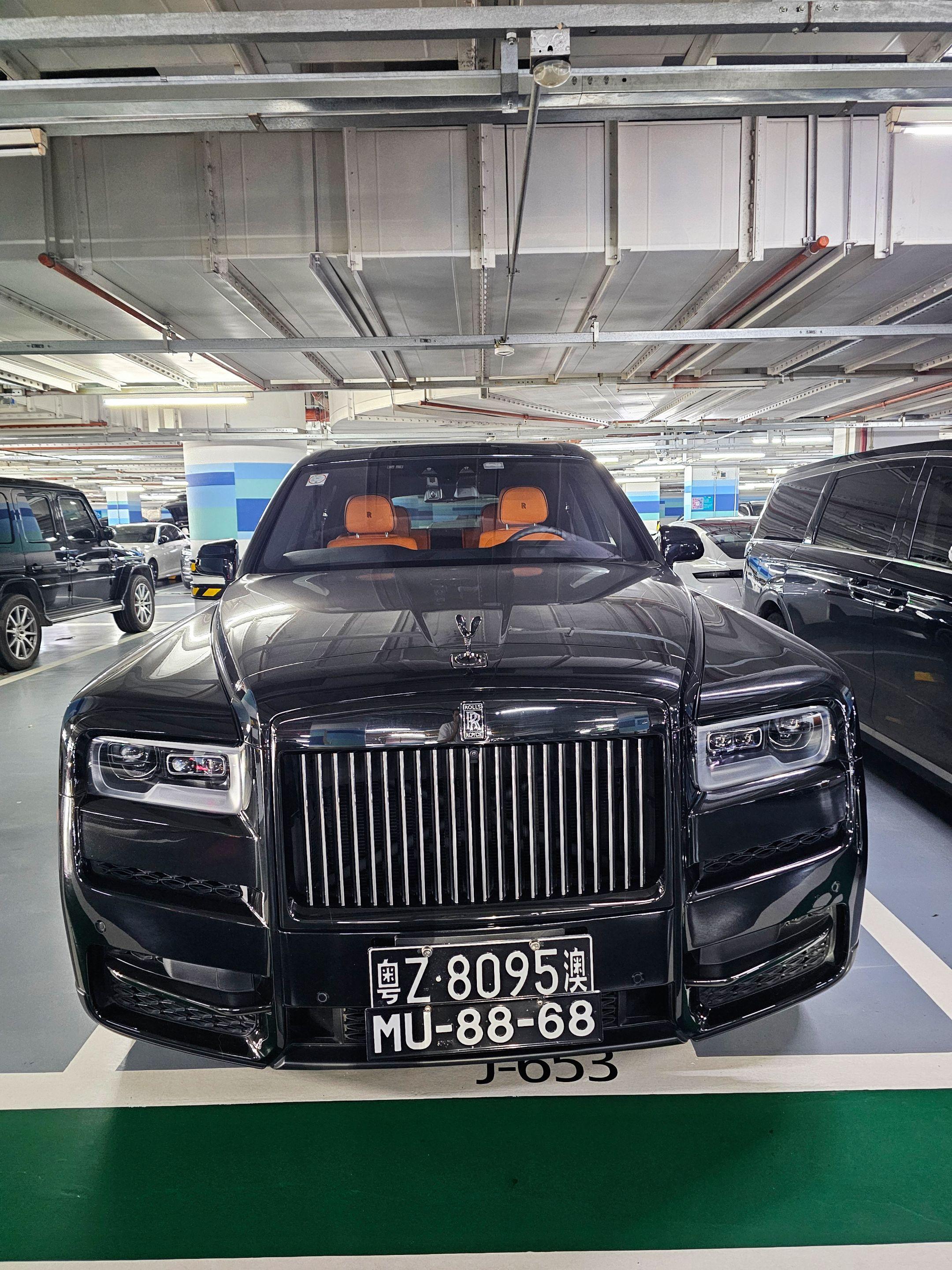 在广州某地库偶遇澳门大佬座驾劳斯莱斯库里南BB版，金属颗粒黑色套件外观...