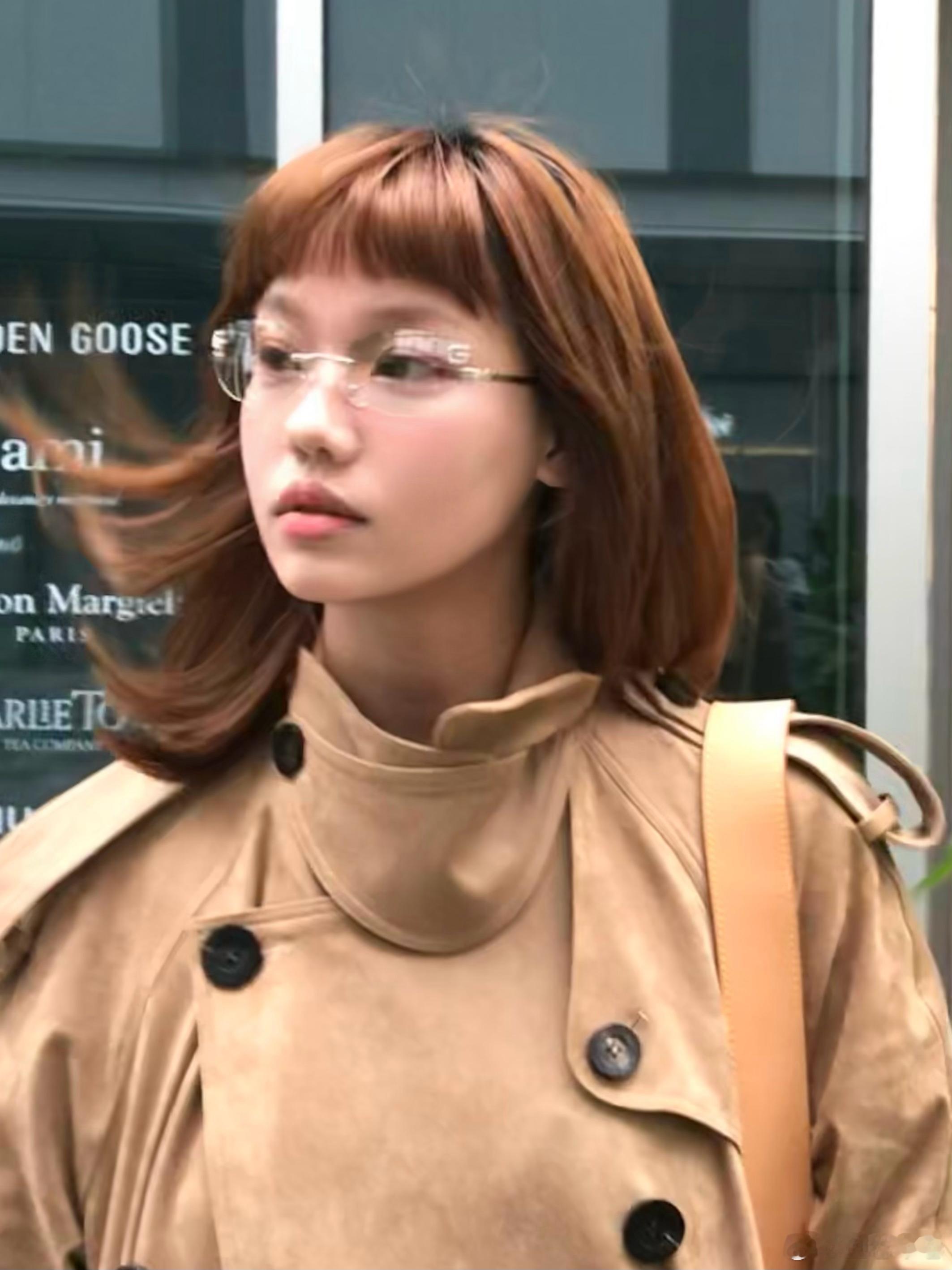 厦门终于降温咯好幸福！！在衣柜里藏了好久的新风衣终于见光了（而我也终于想起来更新