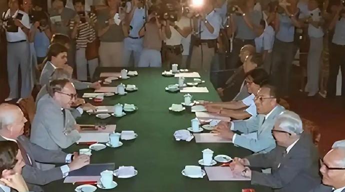 当年条约早写得明明白白，香港岛是永久割让给英国的土地。可结果呢？1997年，香港