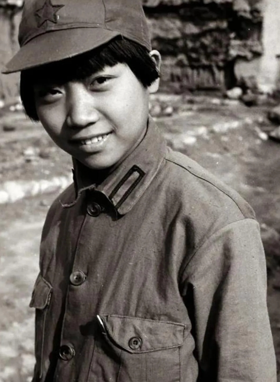 1935年，12岁的小红军不幸被土匪抓住，就在土匪要开枪杀他时。突然，小红军提出