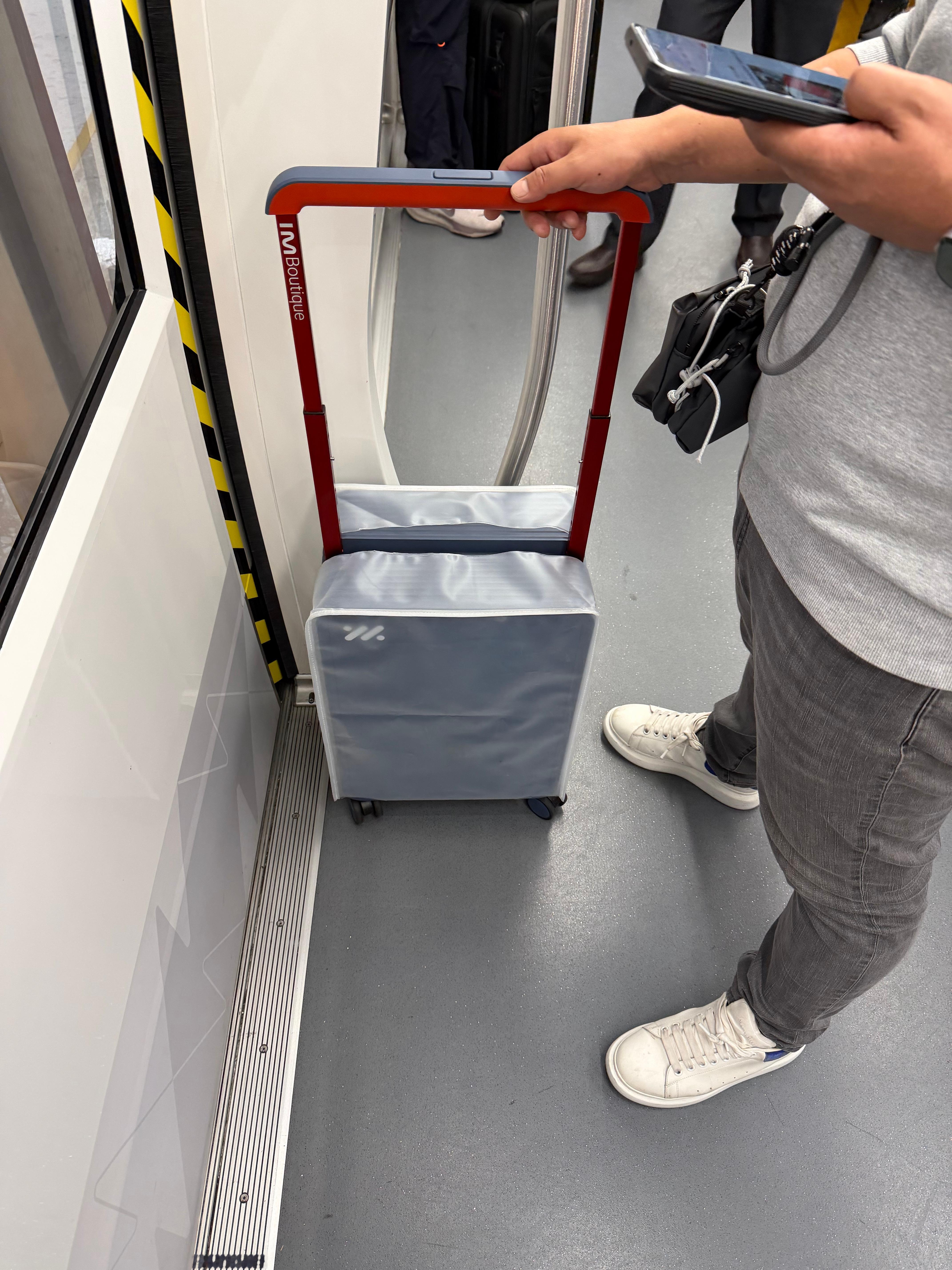 有点意思，这个旅客居然提的是智己的登机箱，保护的很好啊