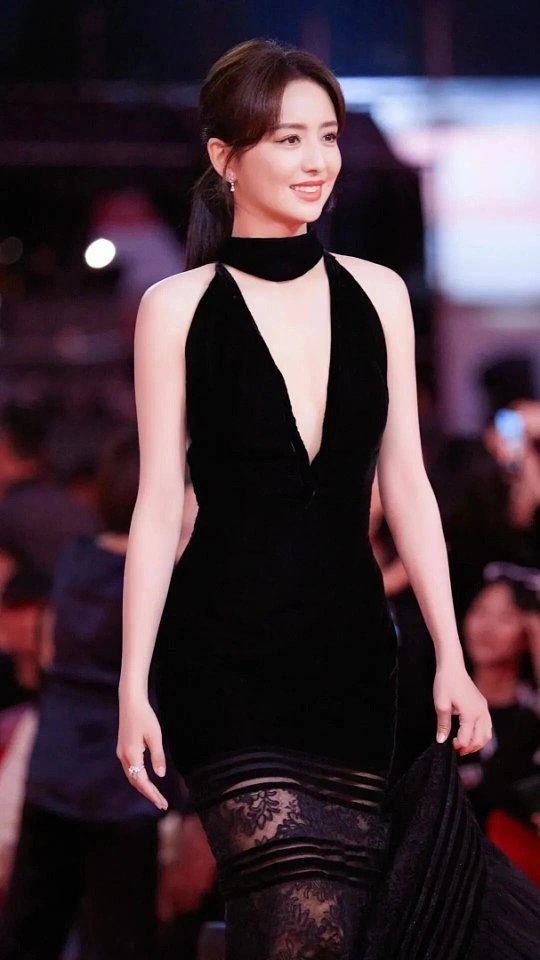 佟丽娅黑裙一整个优雅住了佟丽娅这身黑裙直接把优雅刻进骨子里，美得高级又克制。简约