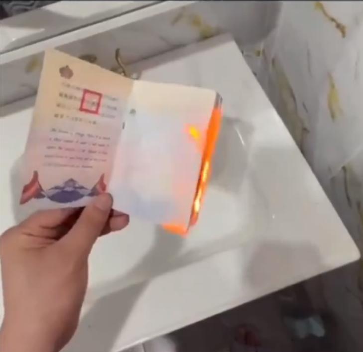 一个台湾人竟公开烧毁“台湾护照”，发生了什么事？近日，岛内有名同胞因为在外国遇到