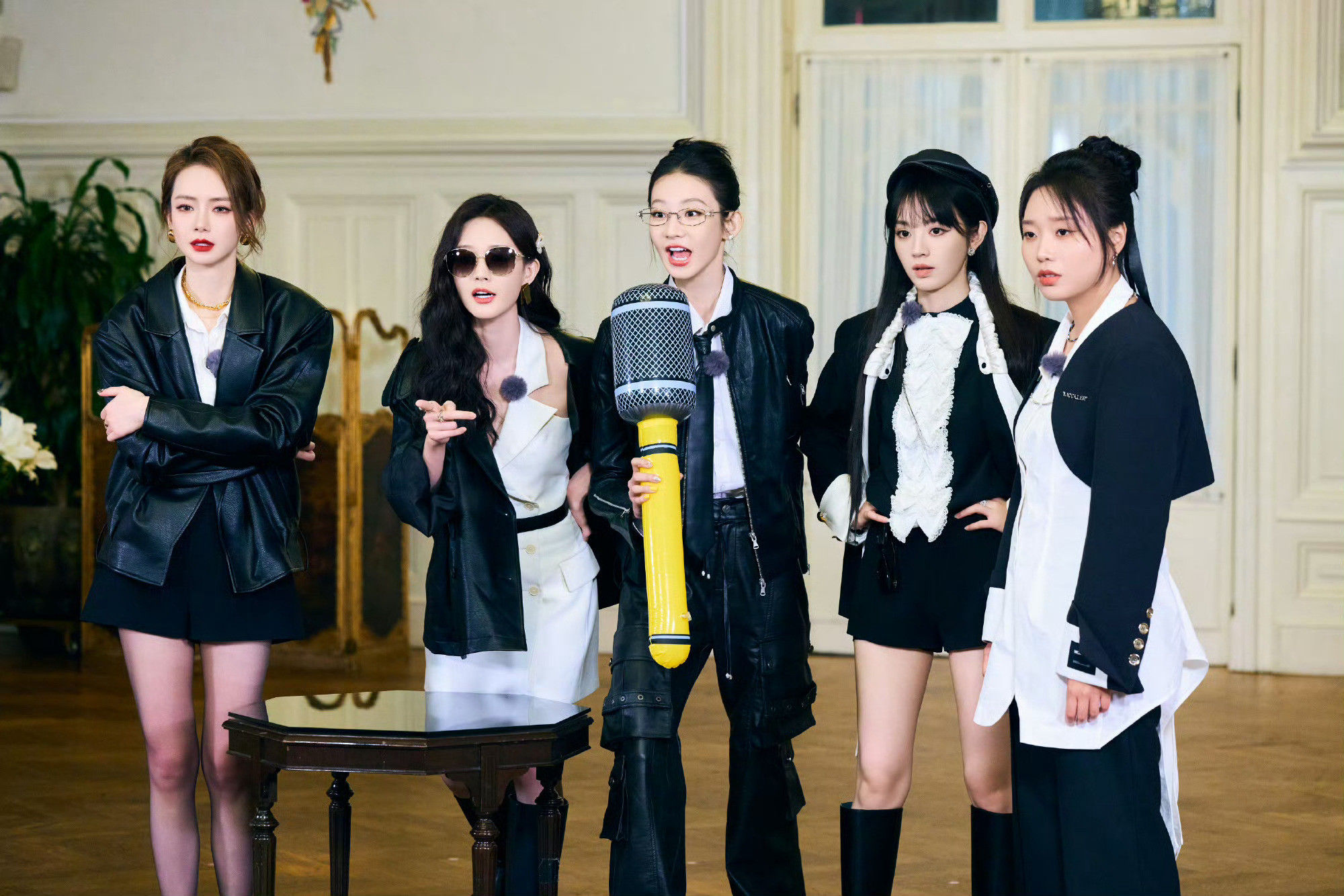 姐姐妹妹抓娃娃多放群像照，好有气势的几个女子​​​