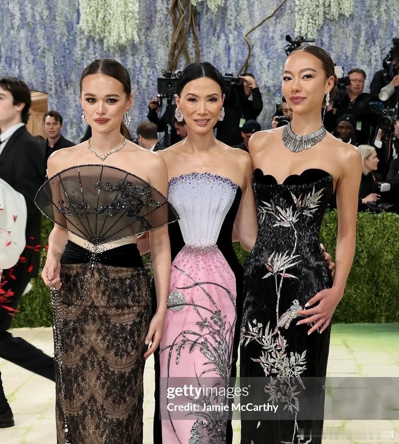 邓文迪又老又瘦都成纸片人了，她带着两个女儿出席2026Getgala时尚活动，夹