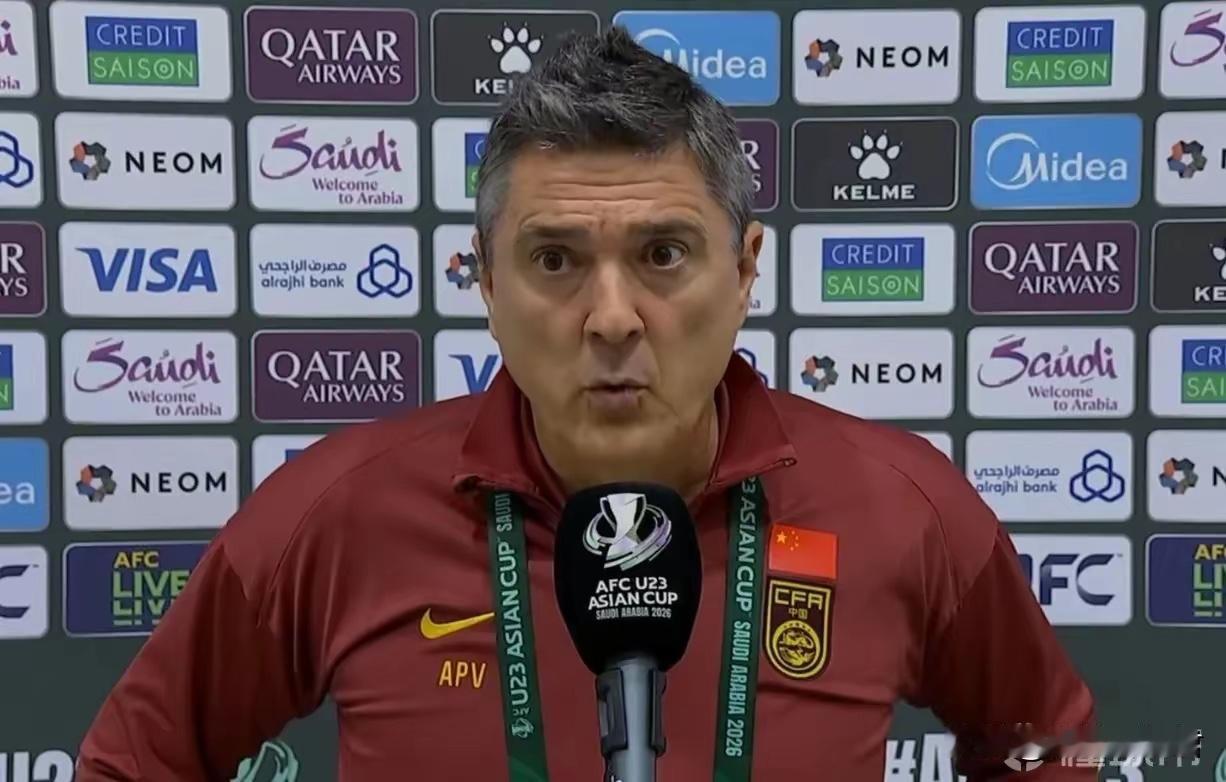 中国队三比零完胜越南，功劳第一的是主帅安东尼奥的战术成功善于用人，半决赛敢于首发