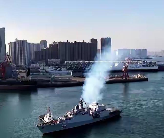 越南舰离开，“潍坊舰”上去送行，来而不往非礼也12月1日至4日访问青岛的越南海