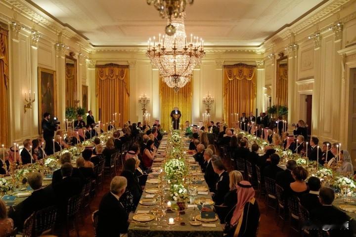 C罗与女友乔治娜亮相白宫晚宴，坐在中央餐桌，紧邻特朗普。晚宴开始，特朗普欢迎各