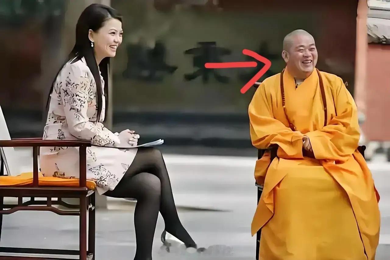 这是08年李湘采访释永信时的照片。那时李湘气质出众，黑丝粉裙，长发飘飘。但没想到