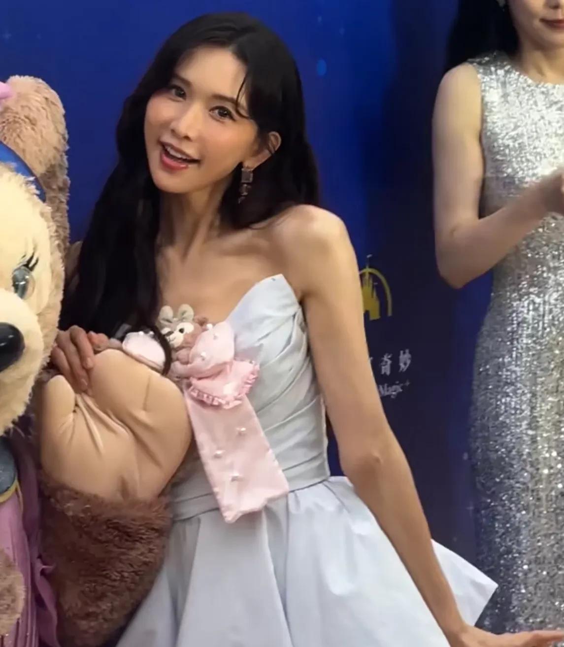 林志玲惊艳现身上海迪士尼十周年庆典活动，与孙俪同框合影照片一经曝光，引来网友热议