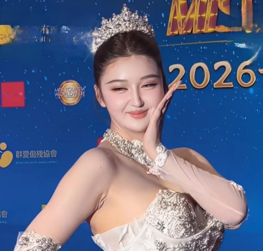 回眸一笑百媚生，衣裙能否往上拎？嘎吱窝多褶皱肉，体重远超百廿斤。——世