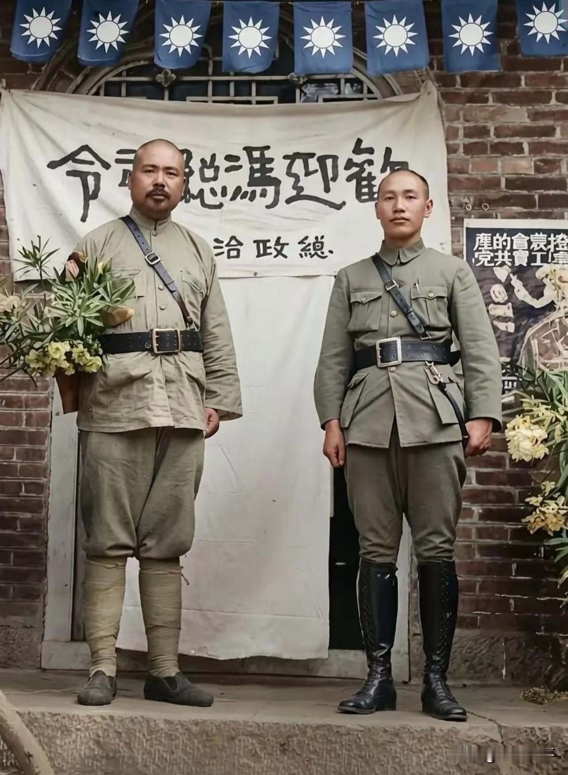 这是1927年，“兄弟俩”在郑州的一张珍贵留影，图中是45岁的冯玉祥和40岁的蒋