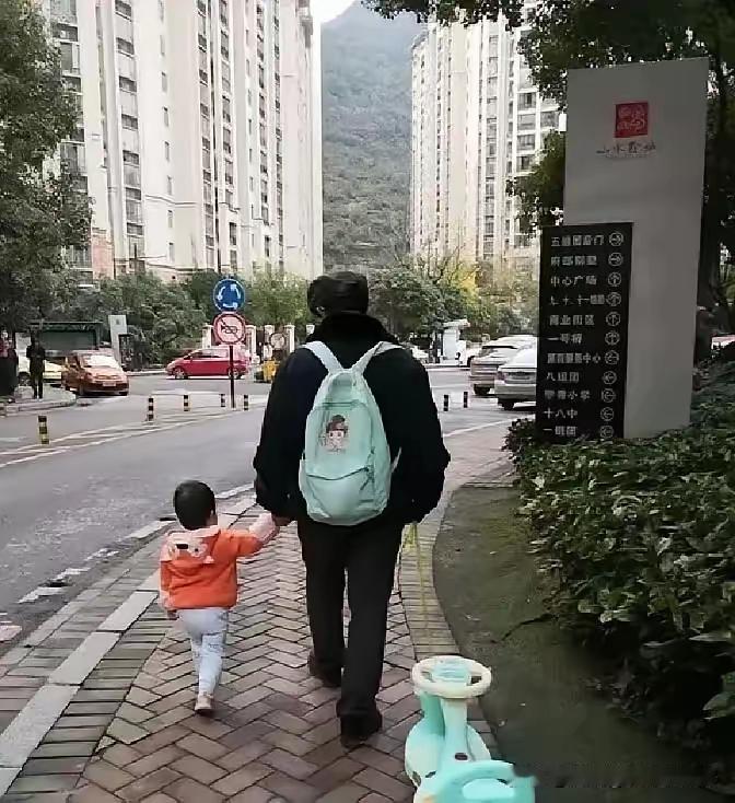 婆婆帮我带了十七年孩子，好不容易熬到孩子考上大学，家里刚能松口气，娘家爸妈就拖着