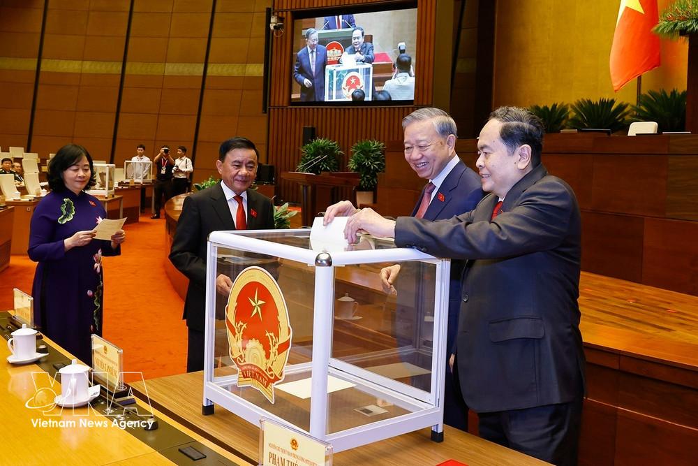 蛮有意思的！越南每次开大会投票，现场每个人几乎都是笑呵呵的，这意味着都能选到自己