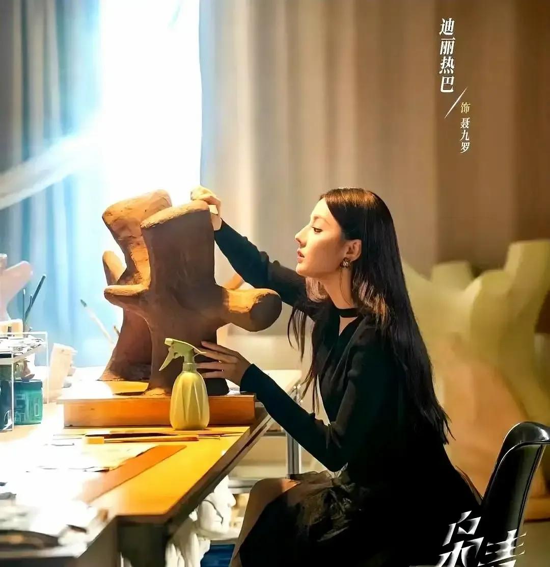 蚂蚱少爷被白瞳鬼当众撕碎吞掉那一幕我直接看呆。地下城没有太阳，只有灰绿灯泡，他