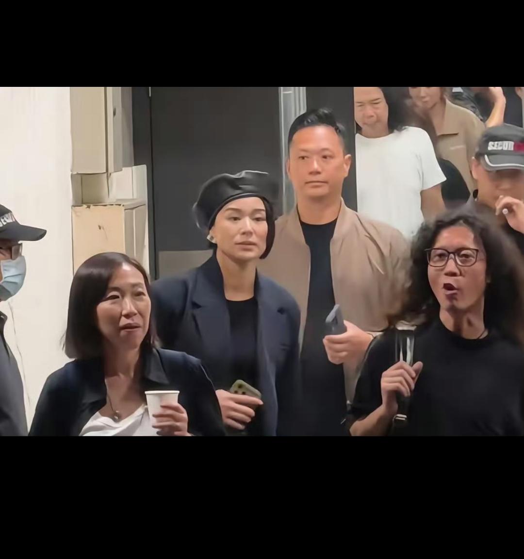 胡杏儿跟老公现身许志安的演唱会！虽然她气质很好，但是脸上已经肉眼可见的松弛了！