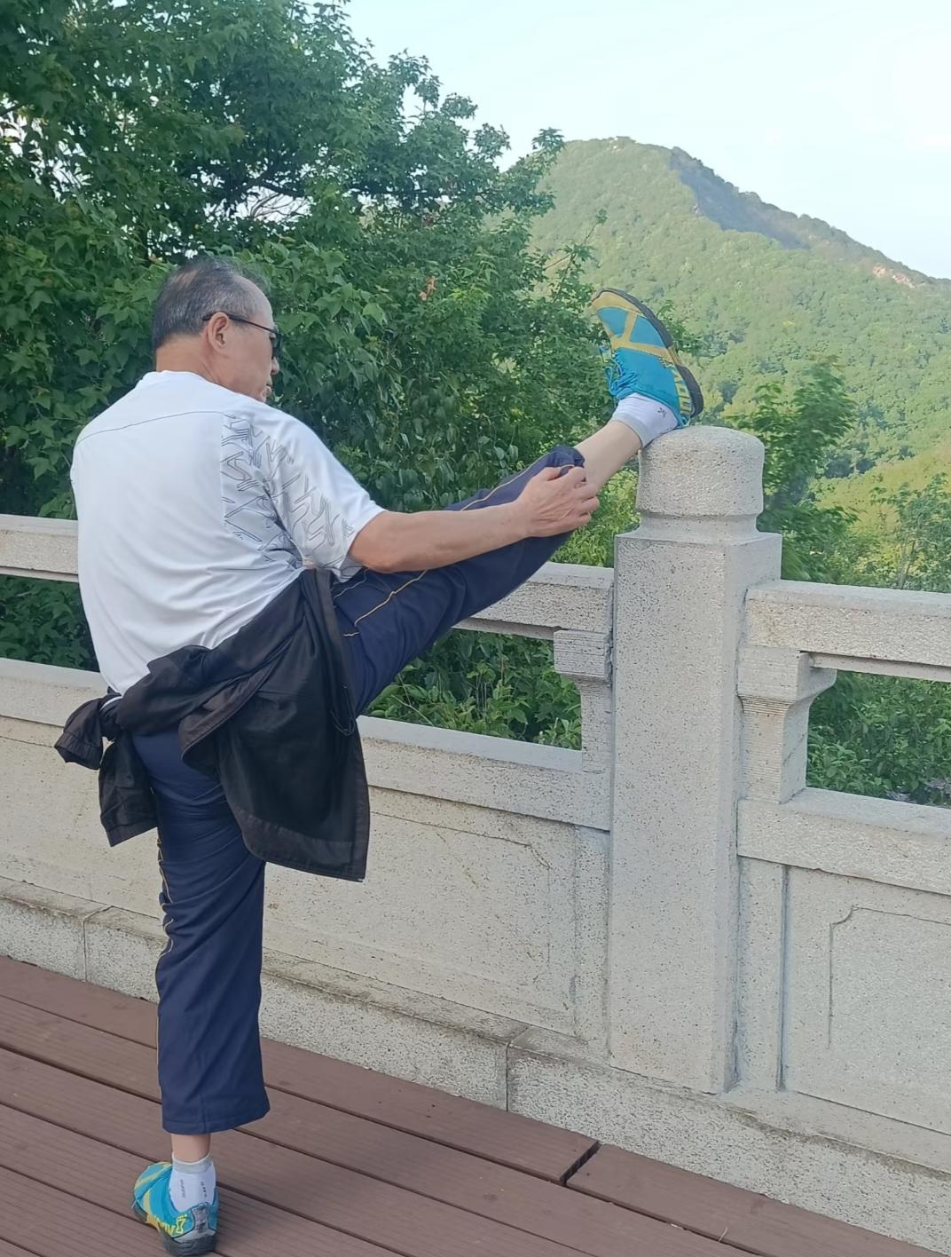 昨晚，要睡觉了，闺女打来电话。她低声问：你跟老爸都睡了吗？我答：嗯，正准