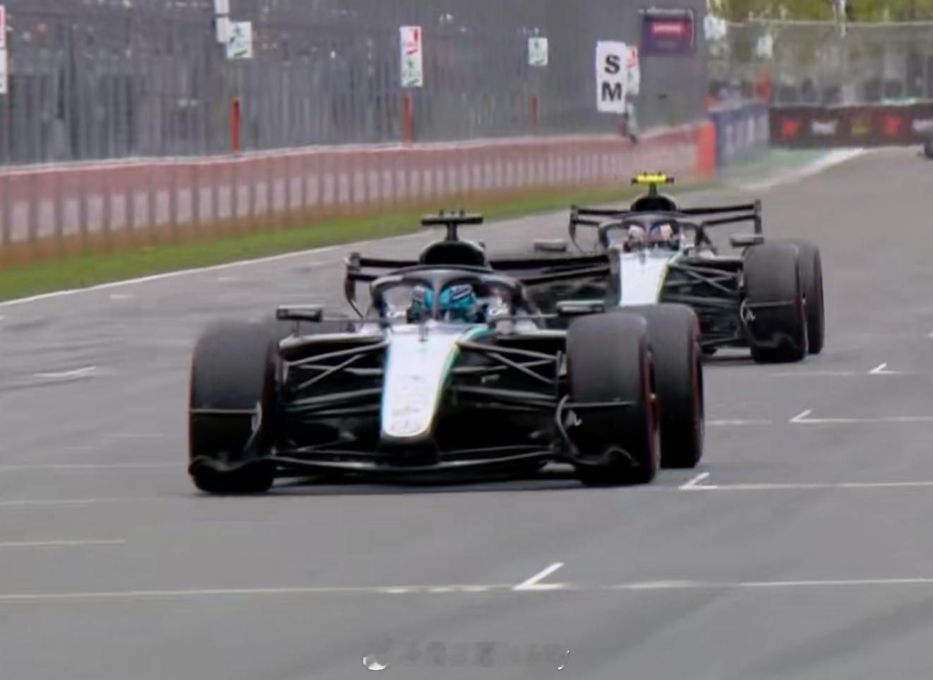 2026F1加拿大大奖赛才18圈~~这正赛两台梅奔争的你死我活啊~~~谁也不