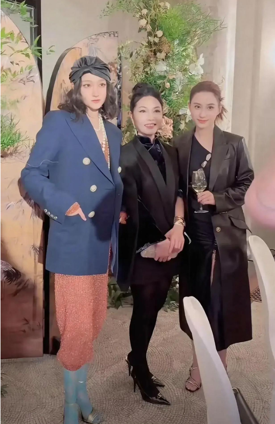 三个合照，一眼就知道谁漂亮