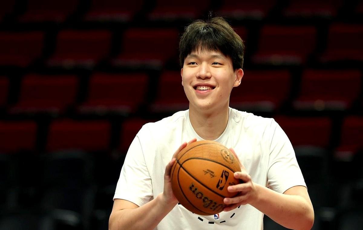 杨瀚森NBA首秀仅得6分，开拓者教练却拍板：给他稳定轮换时间。你看那15分钟数