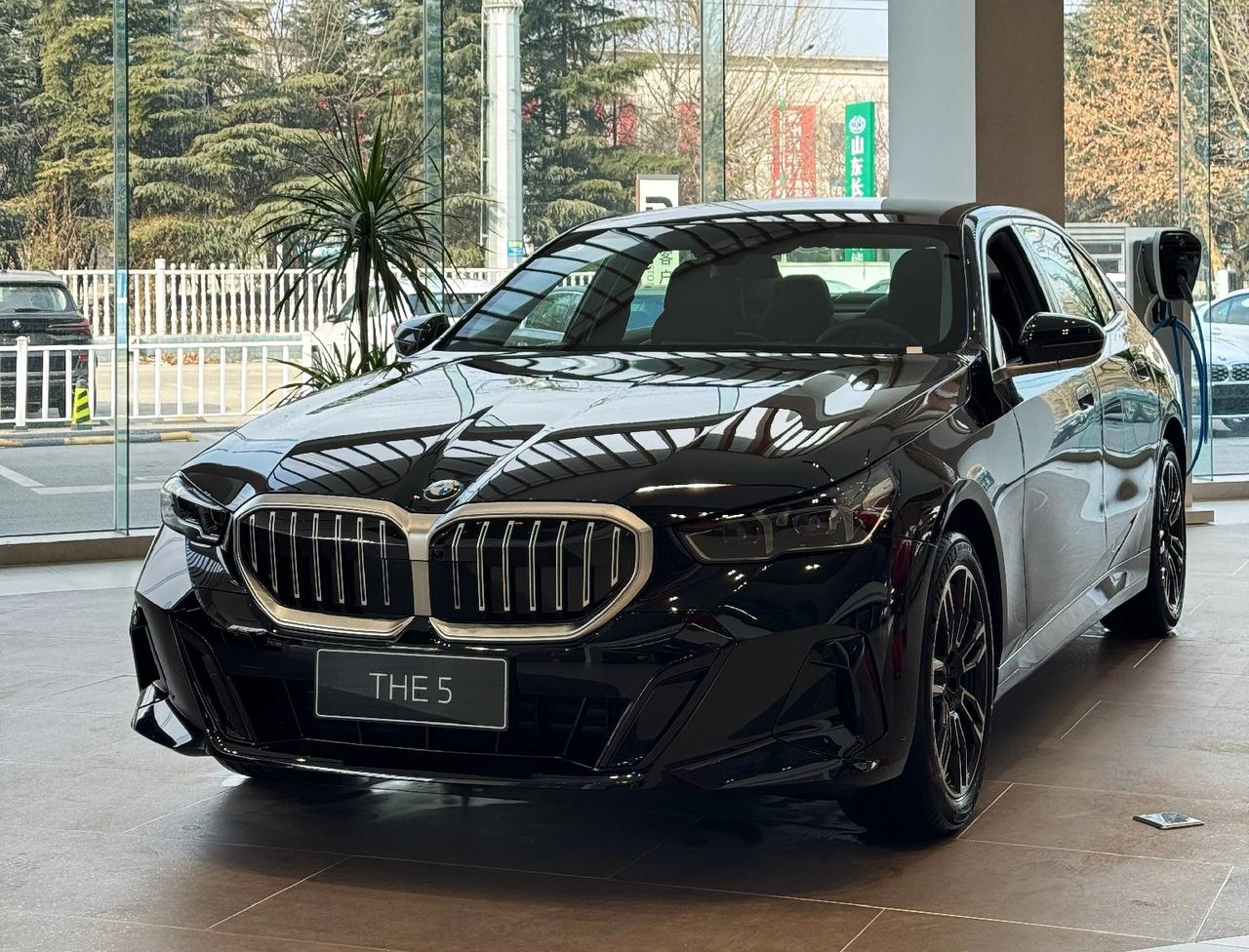 宝马5系11月销量9098辆，宝马5系12月销量11867辆，宝马5系