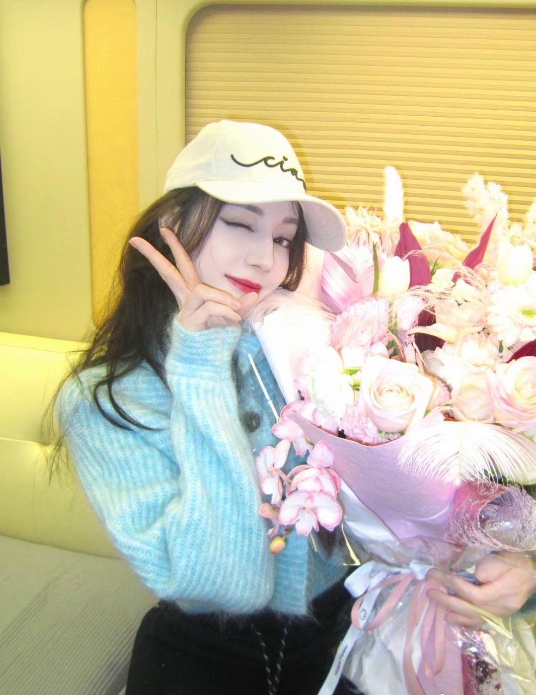 私服的姐姐​​​