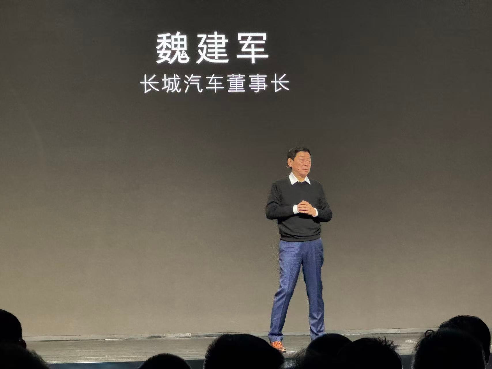 魏总前几天白色羽绒服，七匹狼的，要300多。