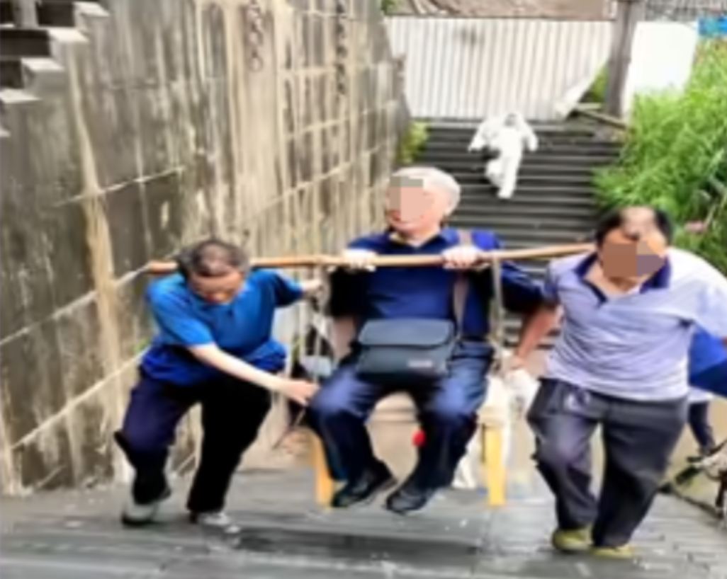 坏了良心了！一女子和家人坐船到重庆去旅游，因父亲的腿脚不方便，女子就花钱请轿夫抬