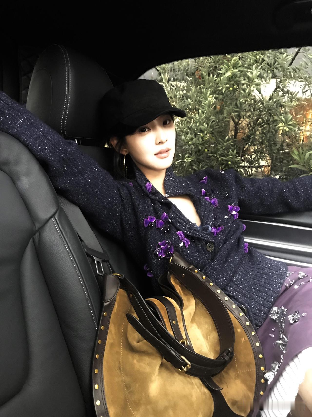 被章若楠私服狠狠种草，不刻意堆砌潮流元素，主打松弛随性的日常感，多种look轮番