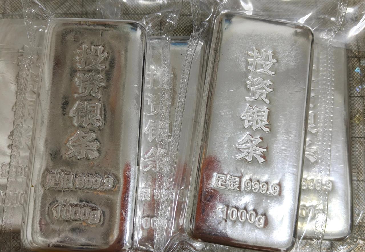 最近银价疯涨，投资白银成了热门话题。杭州有大叔花30万买块银砖，3个月就净赚26