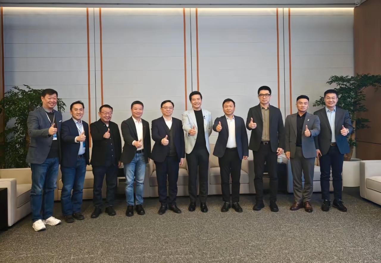 小米su7二代发布。车圈大佬到期李斌和吉利的老板。李斌是因为前阵子小米起诉