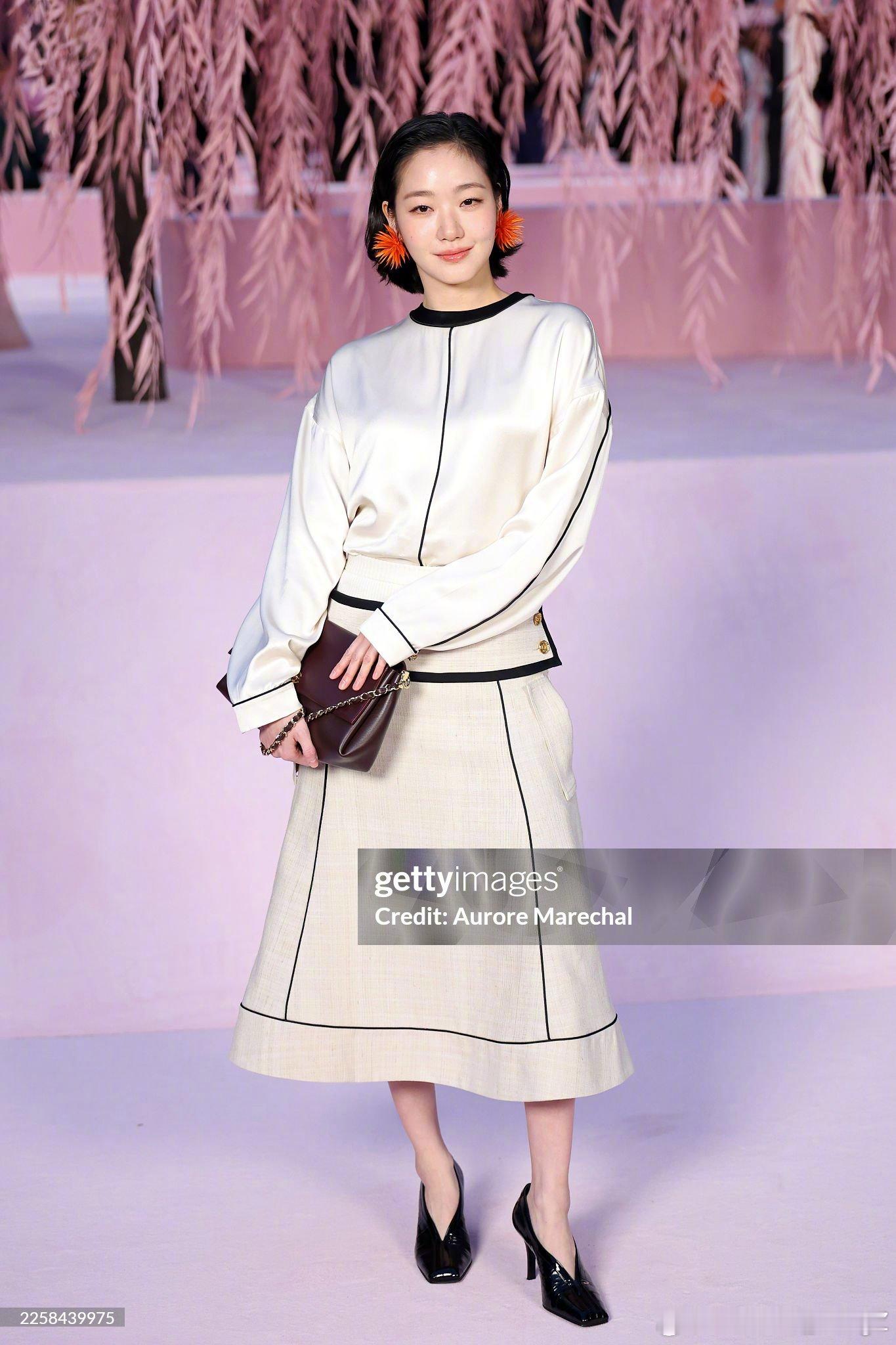 金高银身着CHANEL2026春夏高级成衣系列裙装，亮相CHANEL20