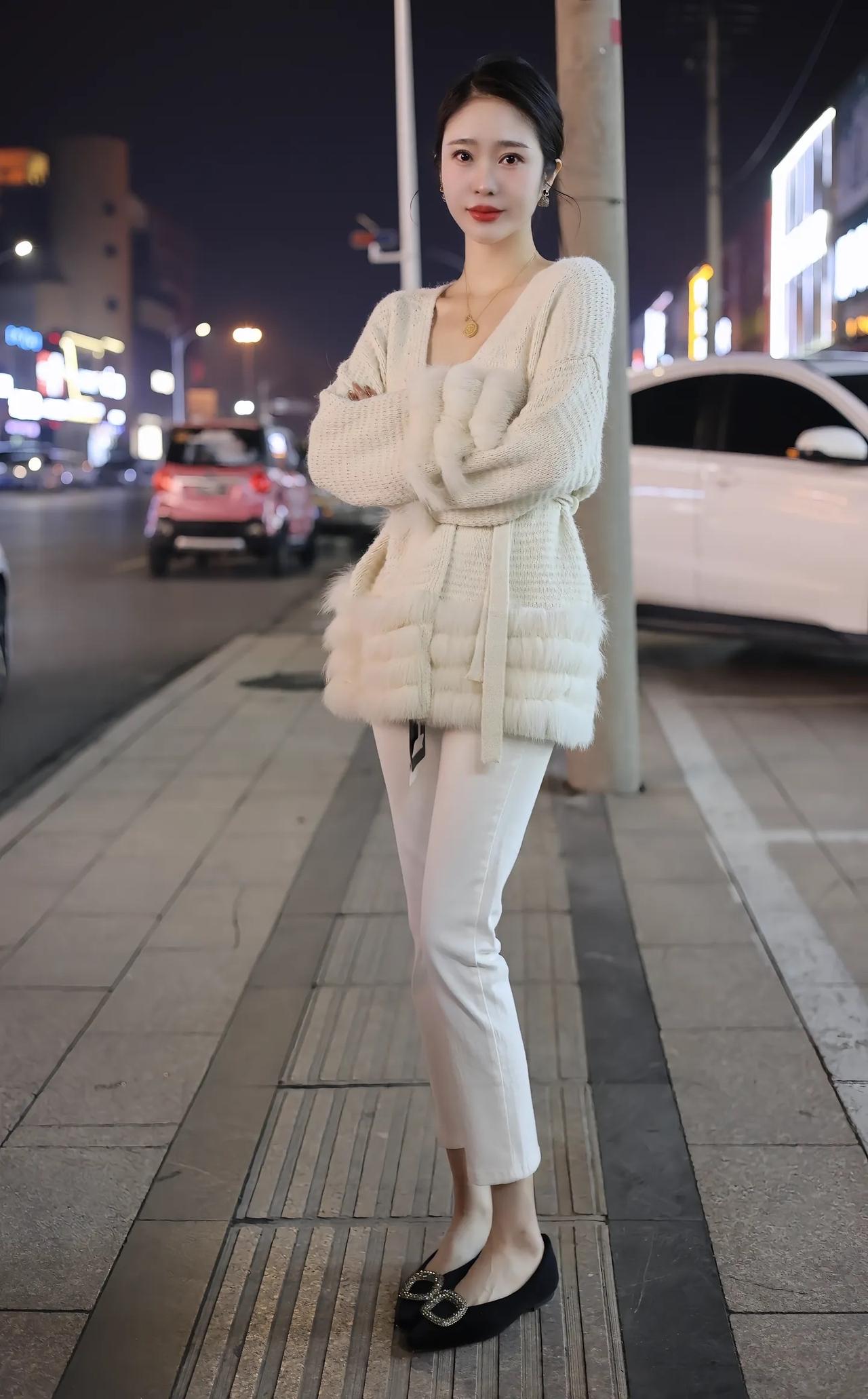 夜晚街拍，温柔毛衣搭配白色裤子，优雅气质满满！